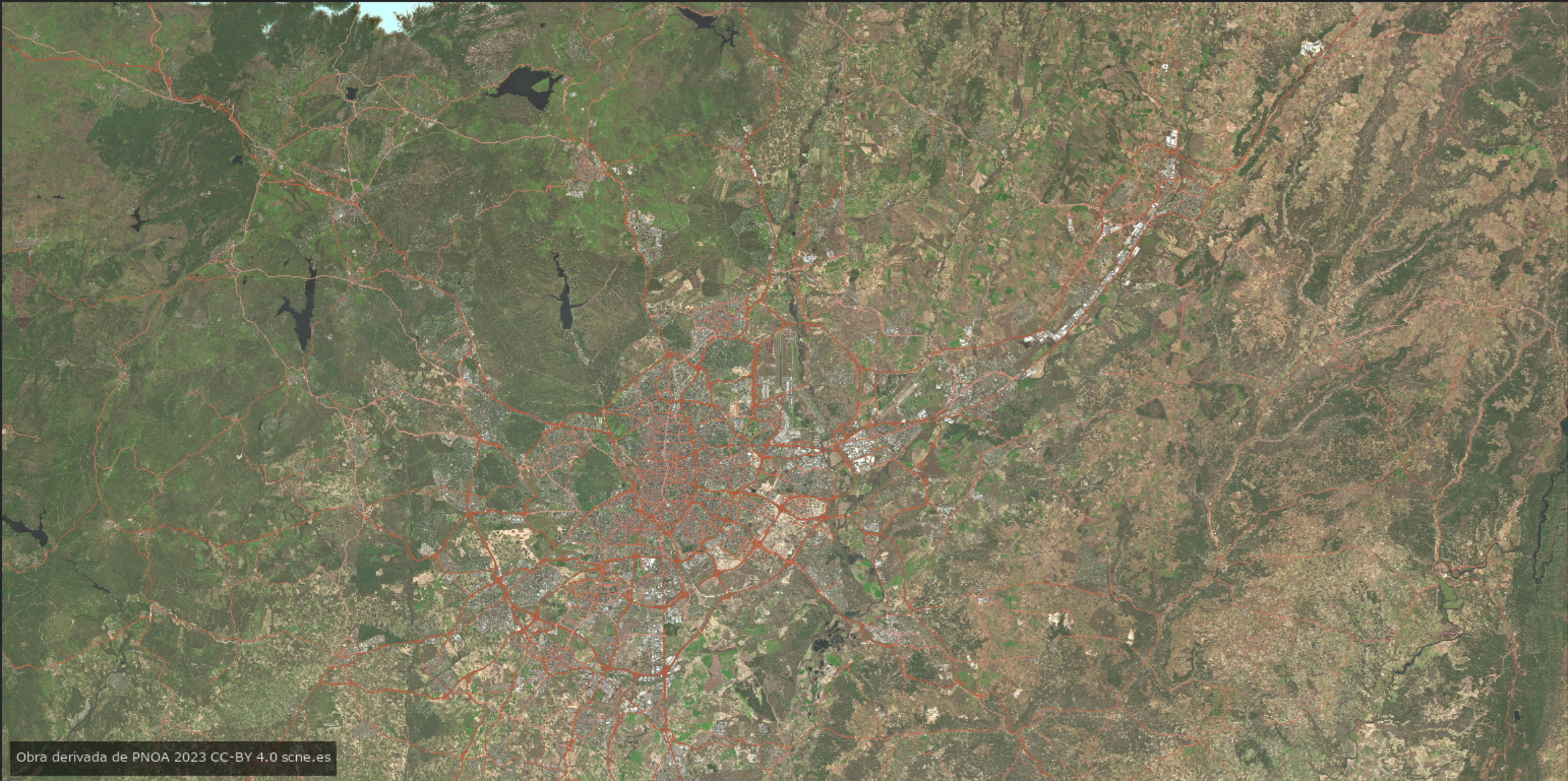 マドリード周辺の航空写真の上に OpenStreetMap の道路を正距方位図法で描いた図。環状道路と放射状の幹線が赤い線で読める。